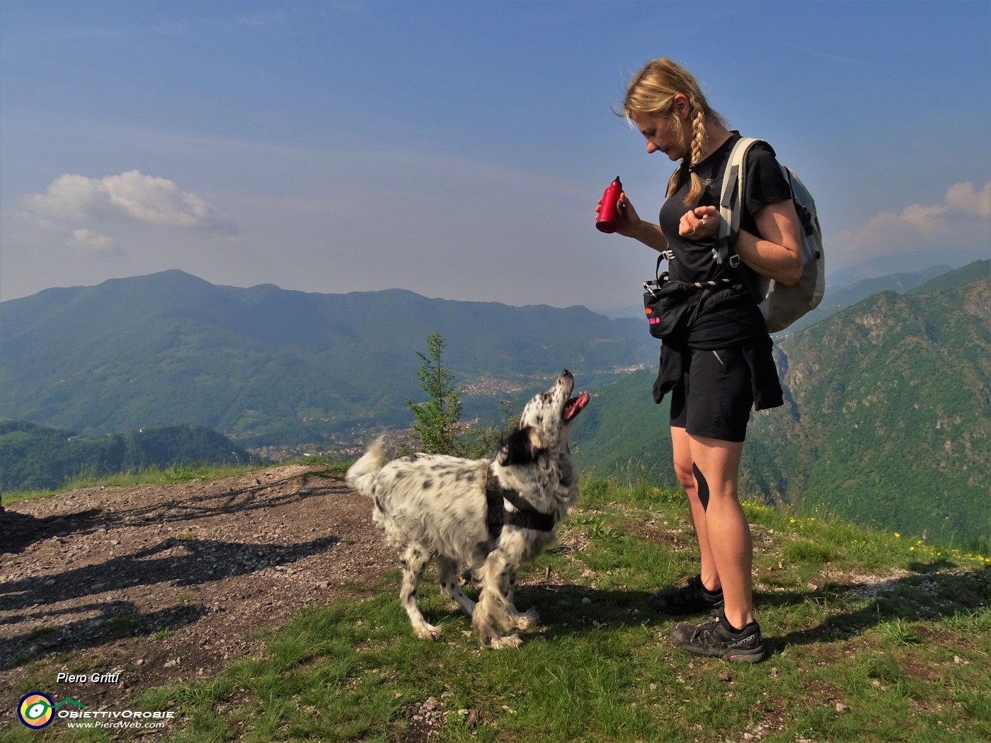 36 Alla croce di vetta del Pizzo di Spino (954 m)...dar da bere agli assetati !.JPG